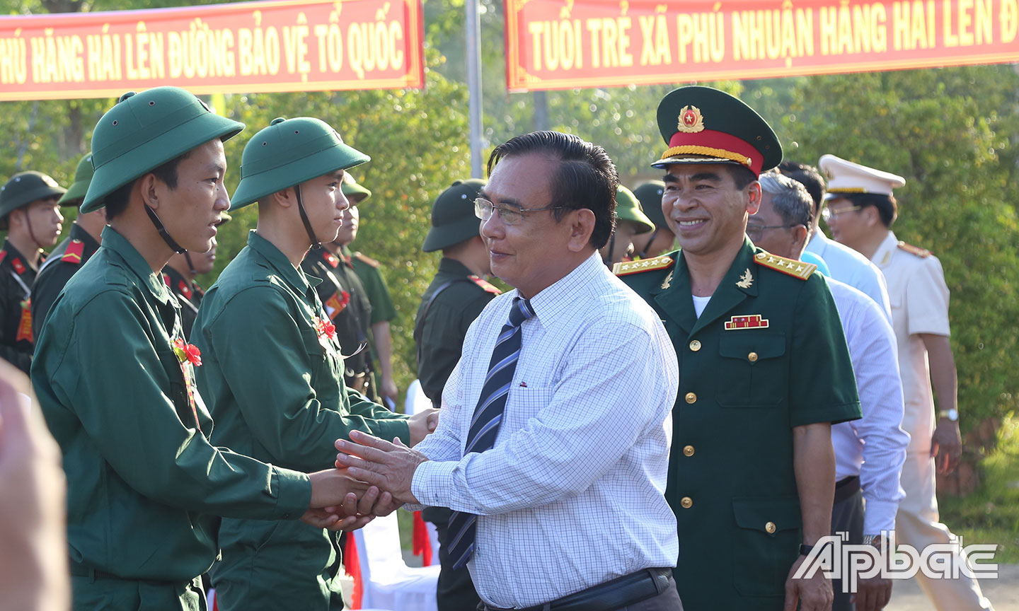 ộng viên tinh thần các tân binh lên đường làm nhiệm vụ.