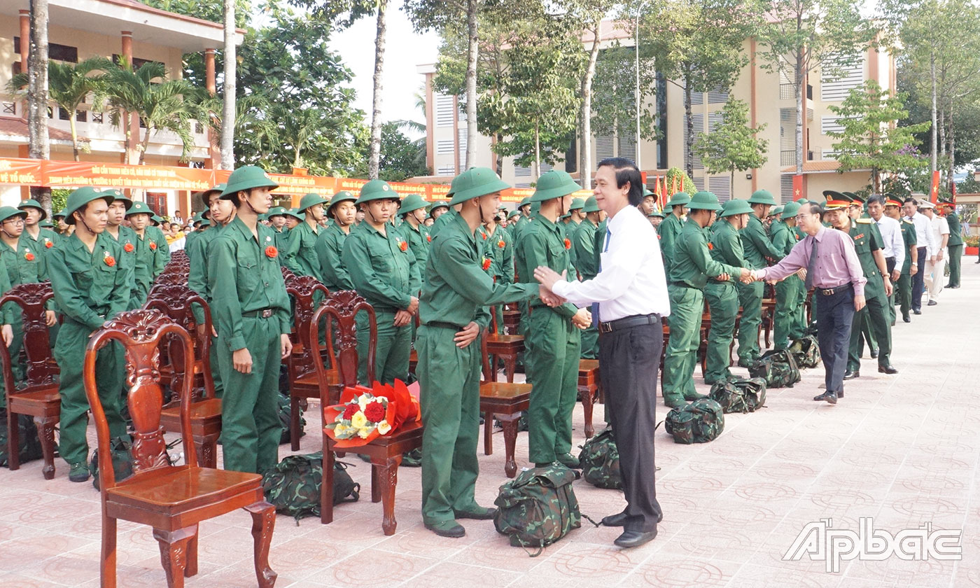 Đồng chí Nguyễn Văn Danh, Ủy viên Ban Chấp hành Trung ương Đảng, Bí thư Tỉnh ủy, Trưởng đoàn Đại biểu Quốc hội đơn vị tỉnh Tiền Giang động viên thanh niên TP. Mỹ Tho lên đường nhập ngũ. Ảnh: NGỌC AN - CAO THẮNG