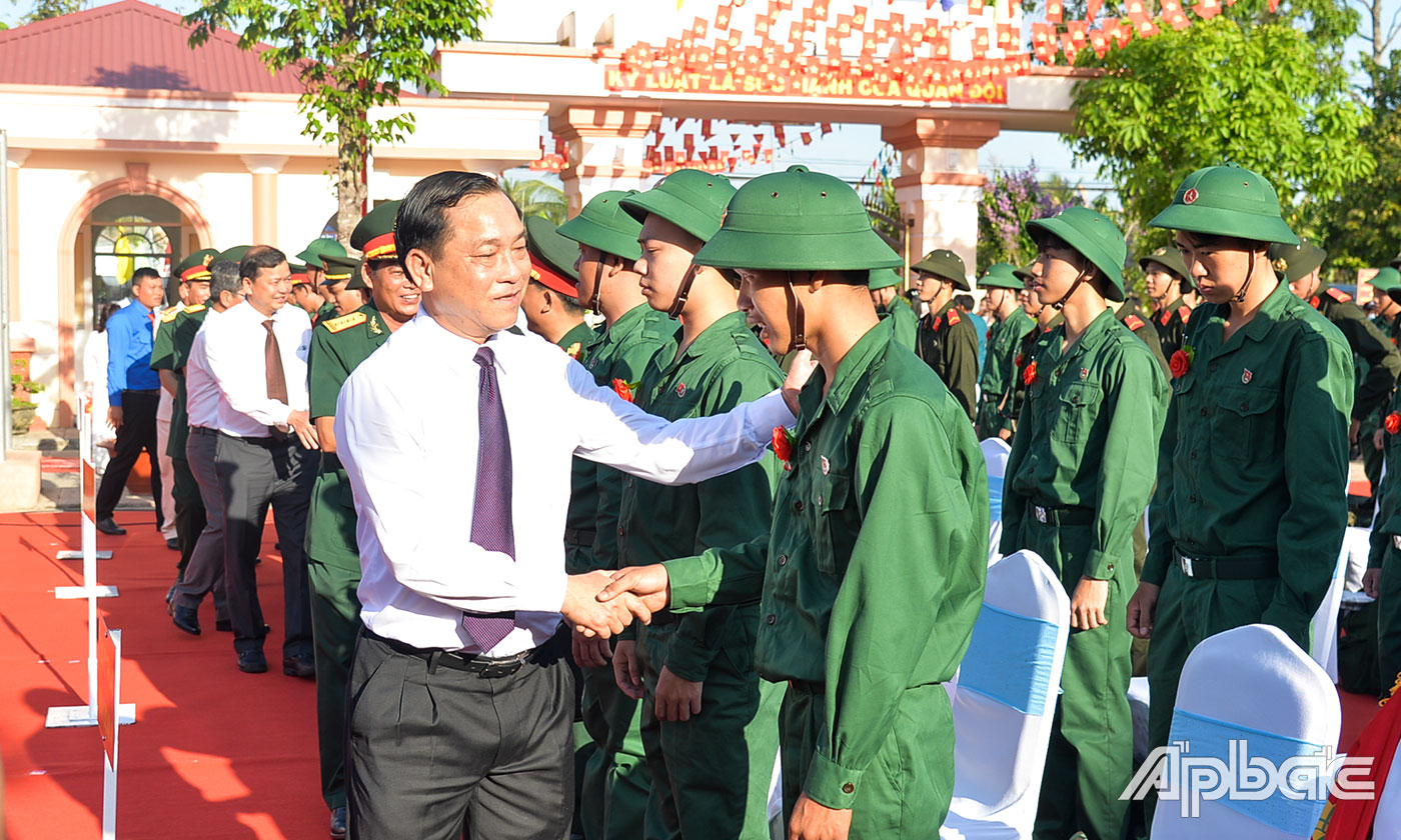 Đồng chí Nguyễn Văn Vĩnh, Phó Bí thư Tỉnh ủy, Chủ tịch UBND tỉnh, Chủ tịch Hội đồng Nghĩa vụ Quân sự tỉnh Tiền Giang động viên thanh niên huyện Gò Công Tây lên đường nhập ngũ năm 2024.