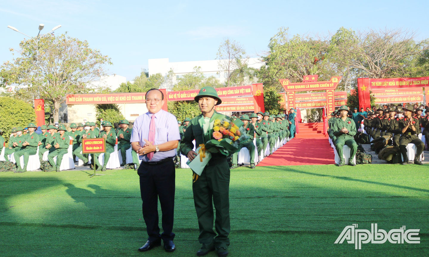 Ông Nguyễn Chí Trung, Ủy viên Ban thường vụ Tỉnh ủy, Chủ tịch ủy ban mặt trận Tổ quốc Việt Nam tỉnh Tiền Giang tặng hoa cho thanh niên