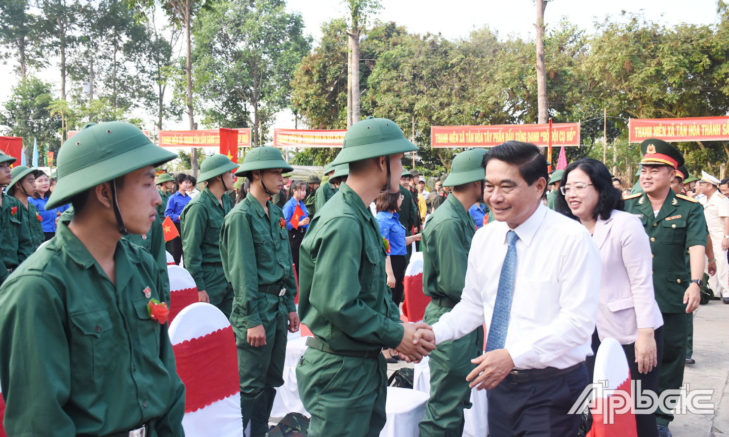 Nguyễn Văn Nhã – UVBTV, Trưởng Ban tổ chức Tỉnh ủy Tiền Giang bắt tay động viên tân binh lên đường nhập ngũ.