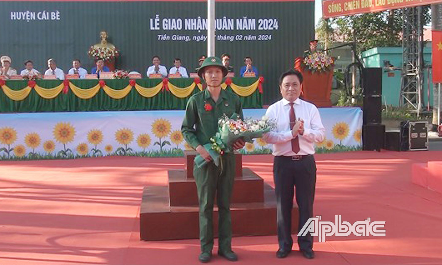 Đồng chí Trần Văn Dũng - Ủy viên Ban thường vụ Tỉnh ủy - Phó Chủ tịch thường trực Ủy ban nhân dân tỉnh trao tặng hoa cho tân binh.