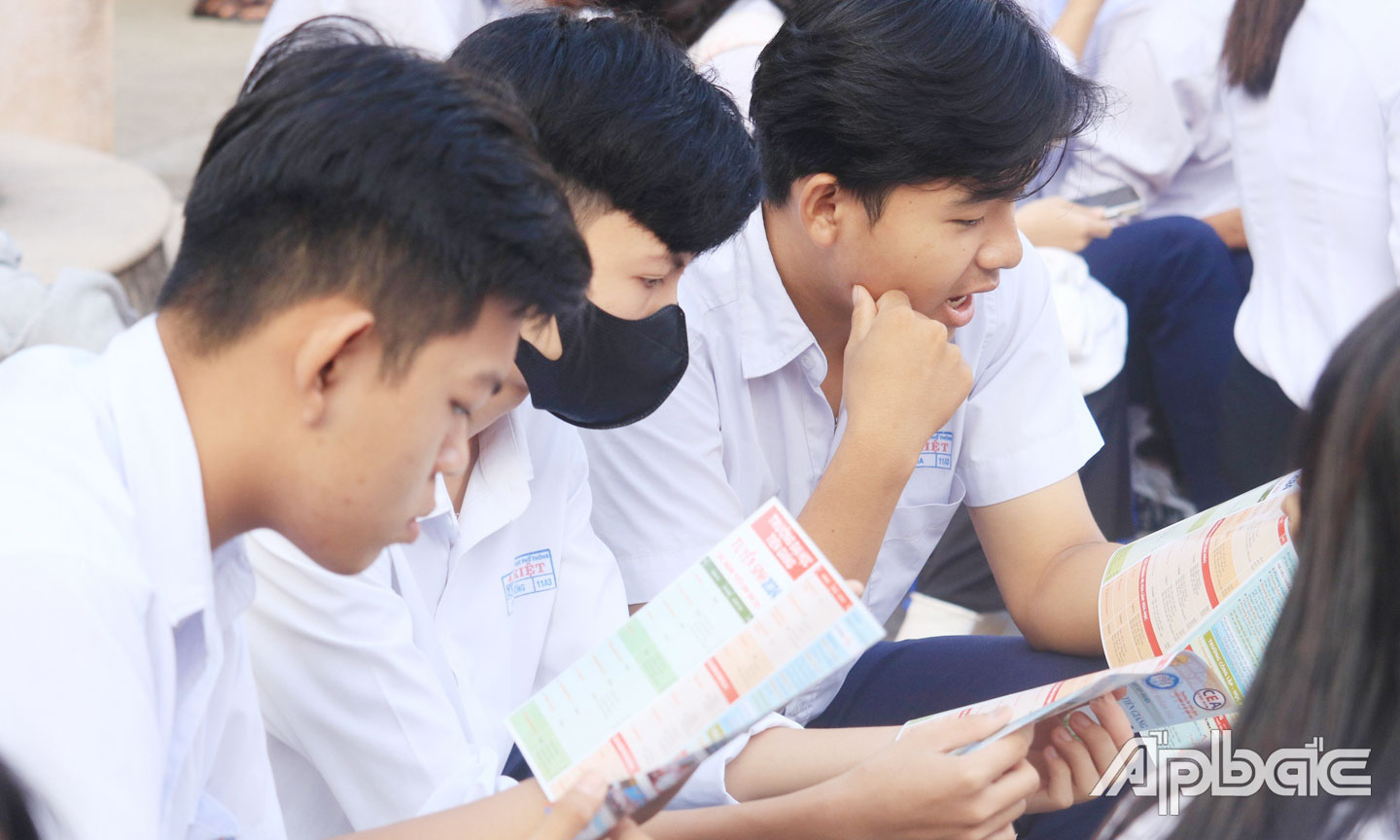 Học sinh Trường THPT Tứ Kiệt, Cai Lậy tìm hiểu thông tin tuyển sinh của Trường.