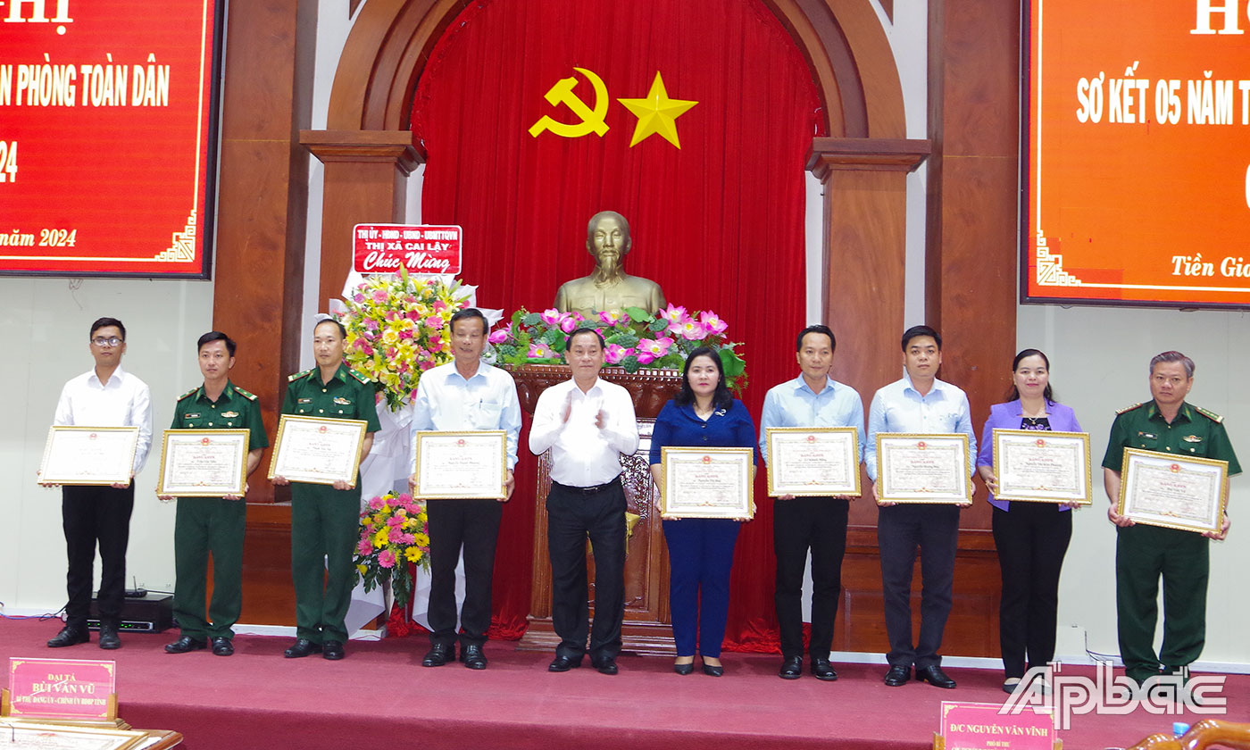 Đồng chí Nguyễn Văn Vĩnh trao Bằng khen UBND tỉnh cho các tập thể, cá nhân có thành tích xuất sắc trong 5 năm thực hiện Ngày Biên phòng toàn dân trên địa bàn tỉnh.