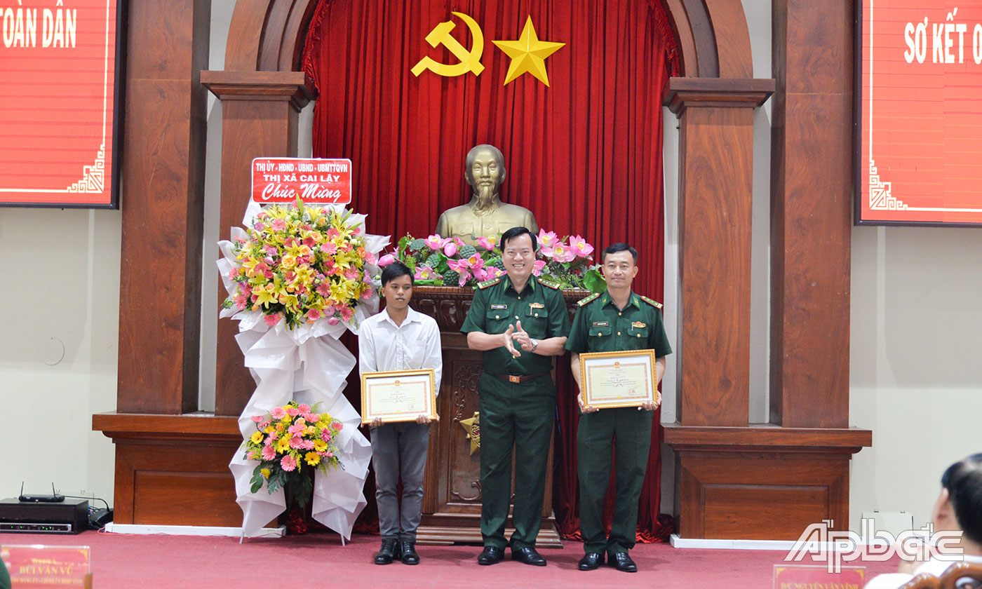  2 cá nhân có thành tích xuất sắc trong 5 năm thực hiện Ngày Biên phòng toàn dân nhận Bằng khen của Bộ Tư Lệnh BĐBP.