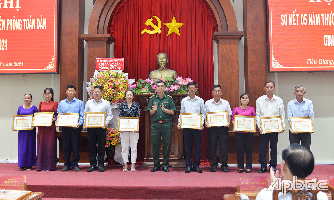 BĐBP Tiền Giang tặng Giấy khen 10 tập thể, 20 cá nhân có thành tích xuất sắc trong 5 năm thực hiện Ngày Biên phòng toàn dân.