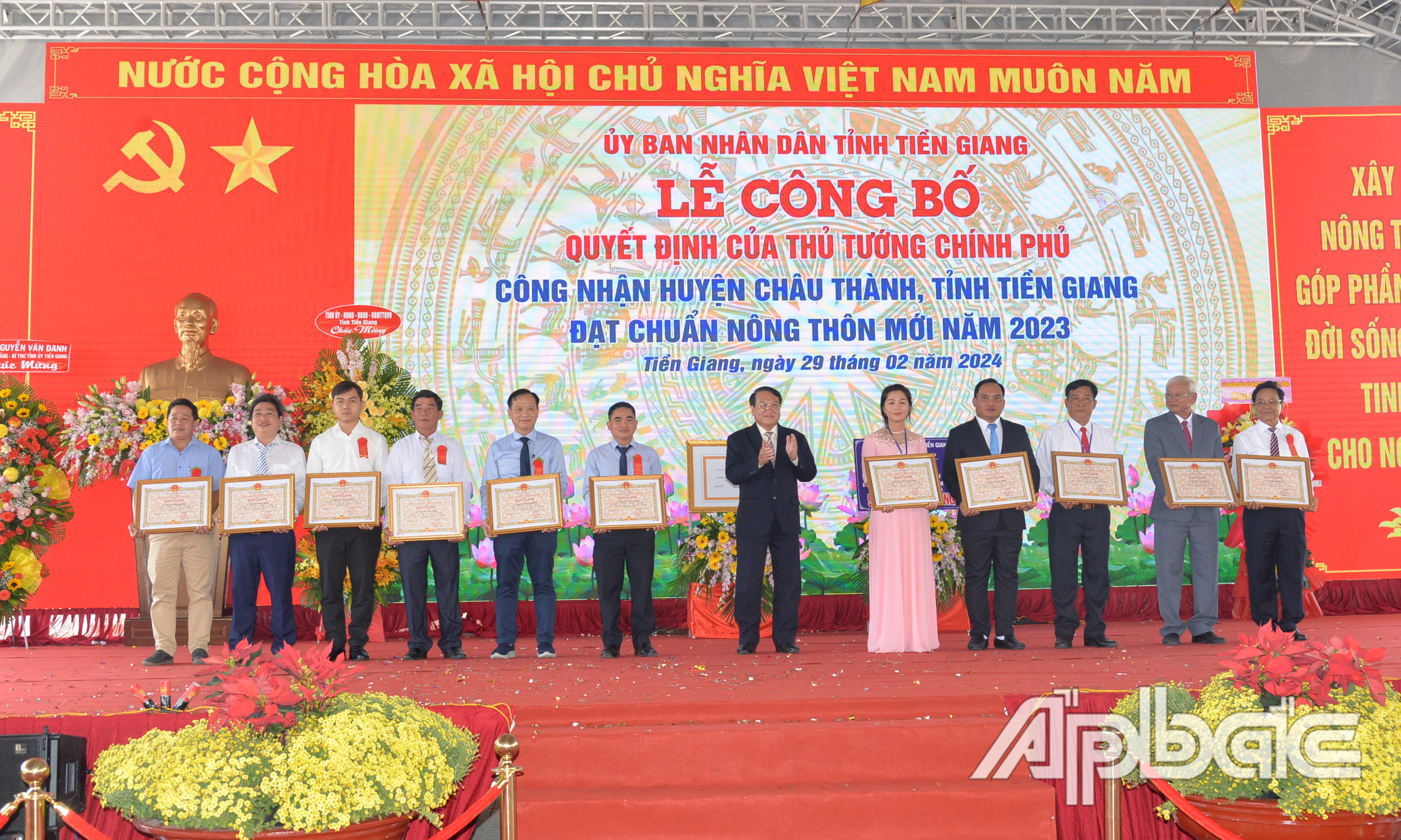 UBND tỉnh tặng Bằng khen cho các tập thể, cá nhân có nhiều đóng góp vào công tác xây dựng NTM trên địa bàn huyện Châu Thành.