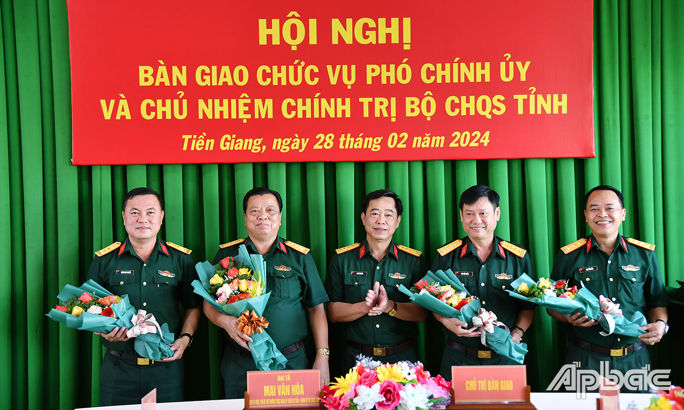 Đại tá Mai Văn Hòa, Phó Bí thư Thường trực Đảng ủy Quân sự, Chính ủy Bộ CHQS tỉnh Tiền Giang tặng hoa chúc mừng cho các đồng chí.