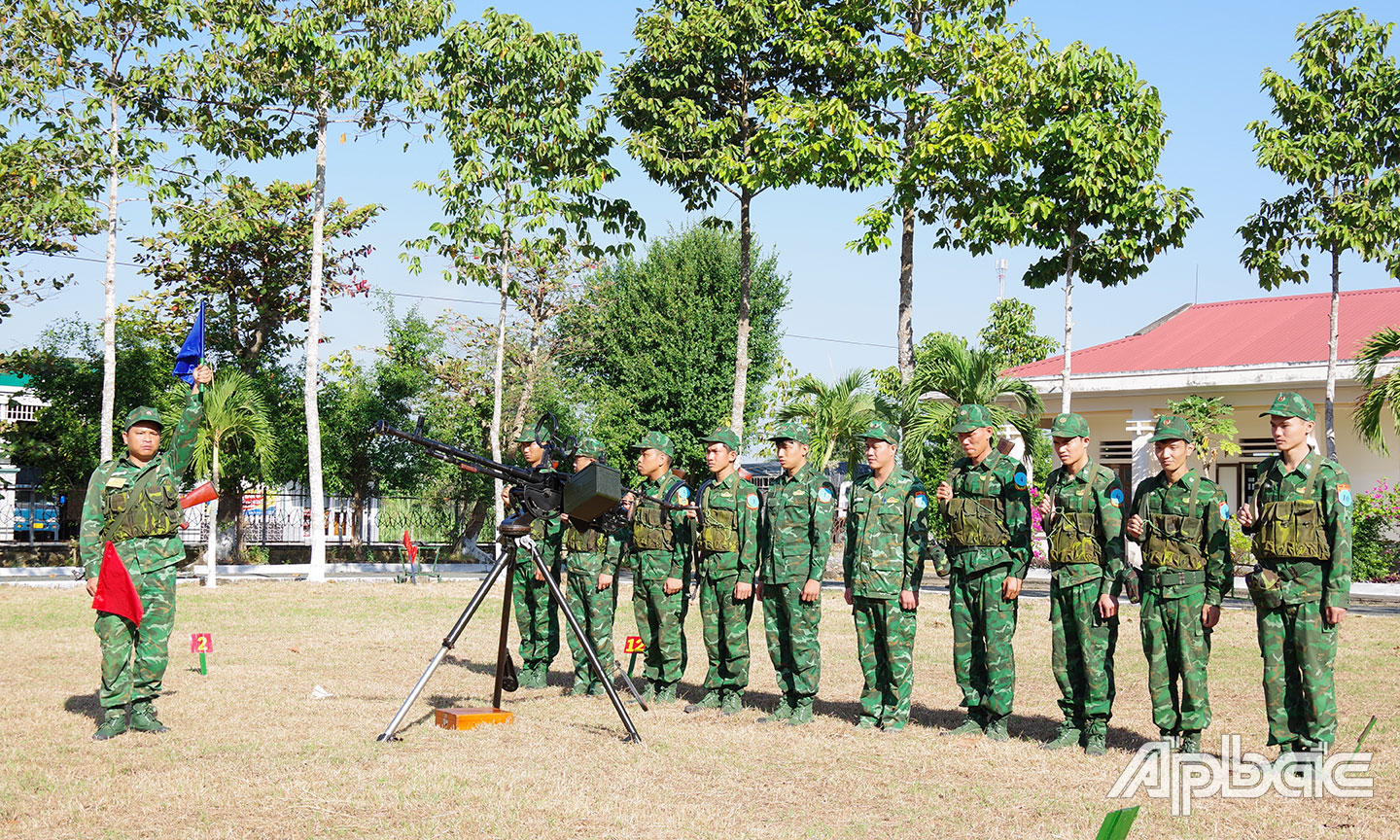 Huấn luyện súng máy phòng không 12,7 mm.                                                                                                                                                 Ảnh: SĨ ĐAN