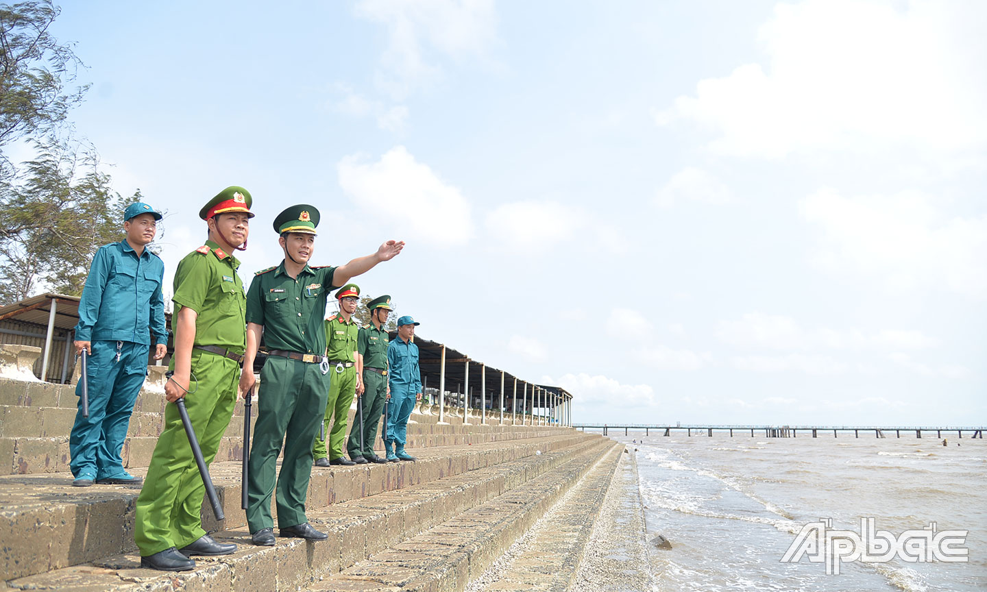 Cán bộ, chiến sĩ Đồn Biên phòng Tân Thành phối hợp lực lượng Công an, Quân sự xã Tân Thành (huyện Gò Công Đông) làm nhiệm vụ tuần tra, kiểm soát địa bàn phụ trách.                                  Ảnh: HÀ NAM