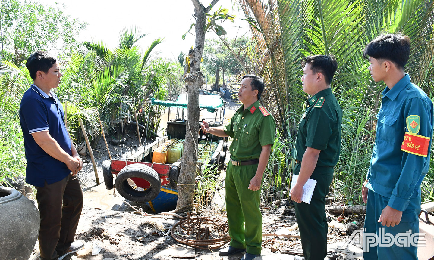 Công an xã Phú Đông phối hợp tuyên truyền Luật Biển Việt Nam cho ngư dân.