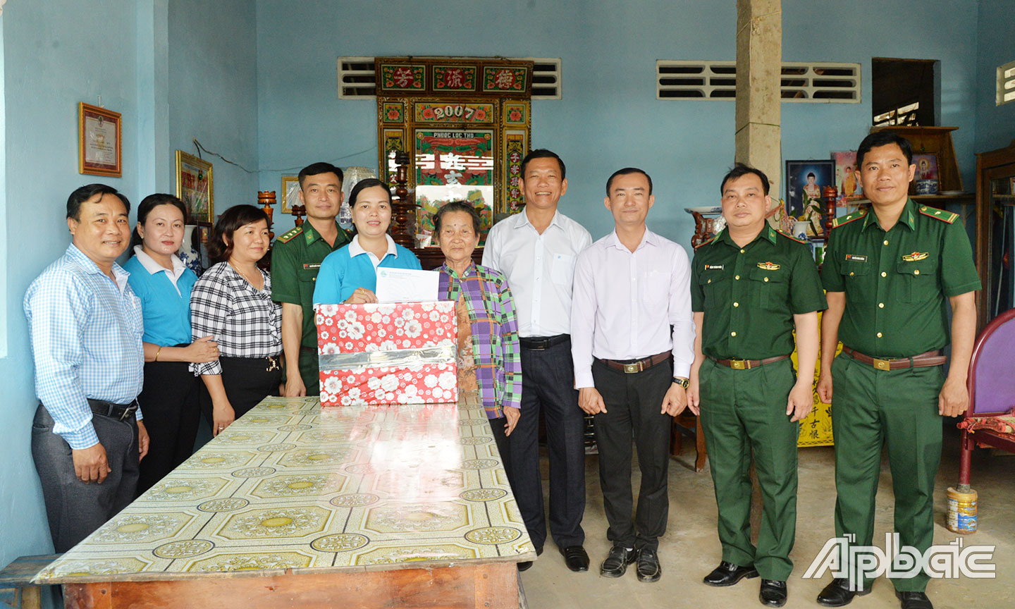Thăm, tặng quà gia đình bà Trần Thị Thắm, ấp Bà Từ, xã Phú Tân, gia đình có công với cách mạng.