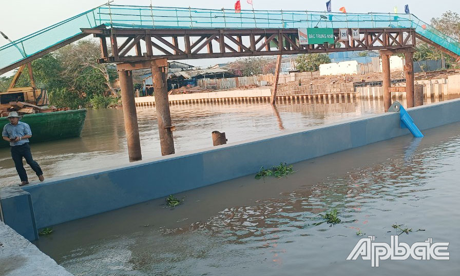 Cống âu Nguyễn Tấn Thành đã được đóng để ngăn mặn.