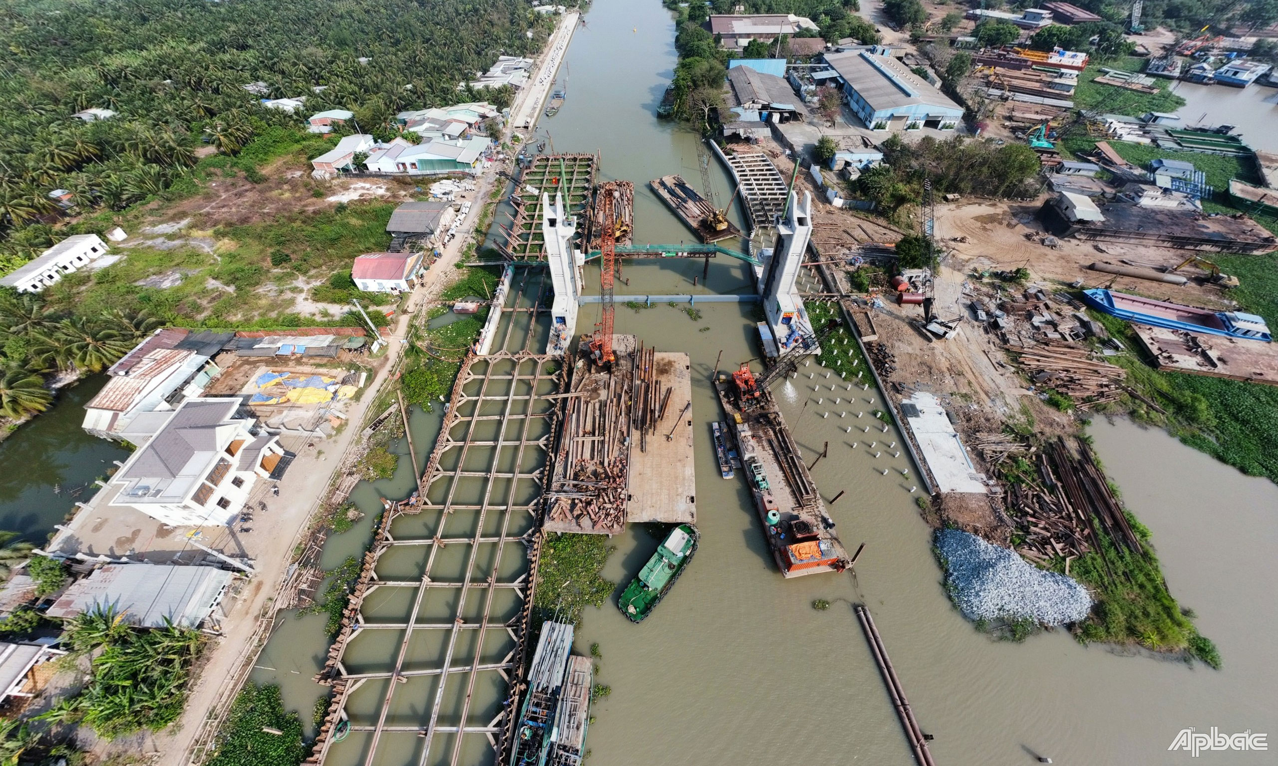 Cống âu Nguyễn Tấn Thành hiện đang đóng để ngăn mặn.