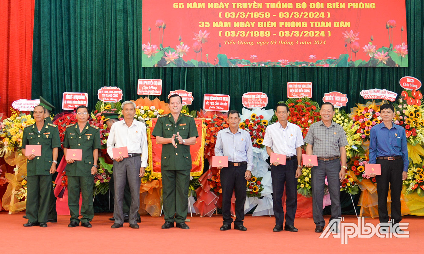 Đại tá Trần Văn Le, Chỉ huy trưởng BĐBP Tiền Giang trao Kỷ niệm chương vì sự nghiệp xây dựng Quân đội nhân dân Việt Nam cho các cá nhân