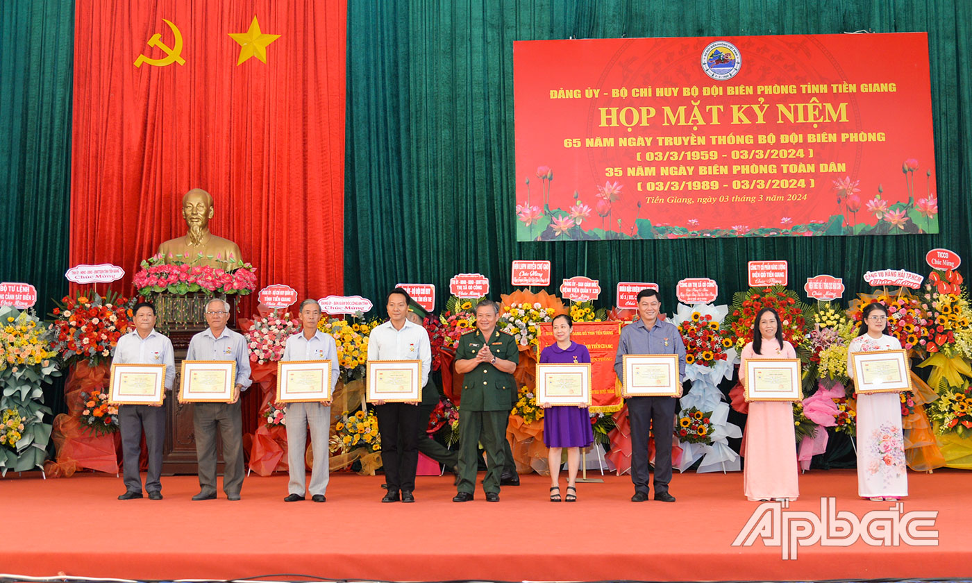 Đại tá Bùi Văn Vũ, Chính ủy BĐBP Tiền Giang trao Kỷ niệm chương “Vì chủ quyền an ninh biên giới Tổ quốc” cho các cá nhân.