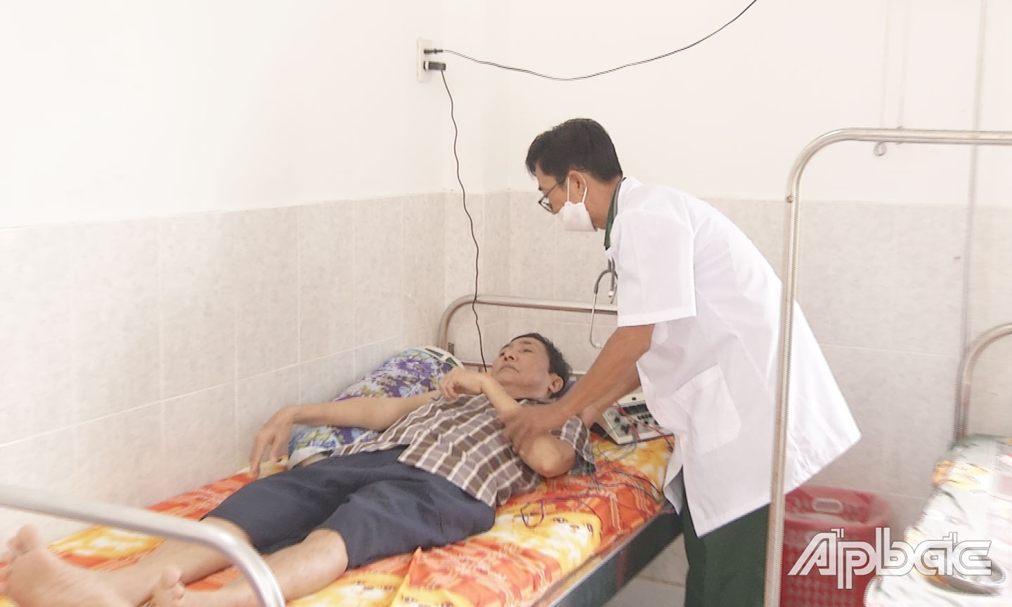 Cán bộ quân y Đồn Biên phòng Phú Tân khám bệnh cho người dân tại Trạm xá Quân dân y kết hợp.