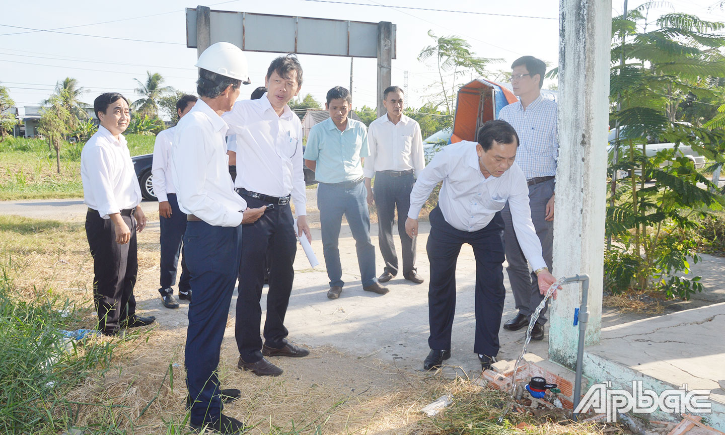 Chủ tịch UBND tỉnh Nguyễn Văn Vĩnh kiểm tra tình hình mở vòi nước công cộng phục vụ nhân dân đến lấy sử dụng miễn phí tại xã Phước Trung, huyện Gò Công Đông.