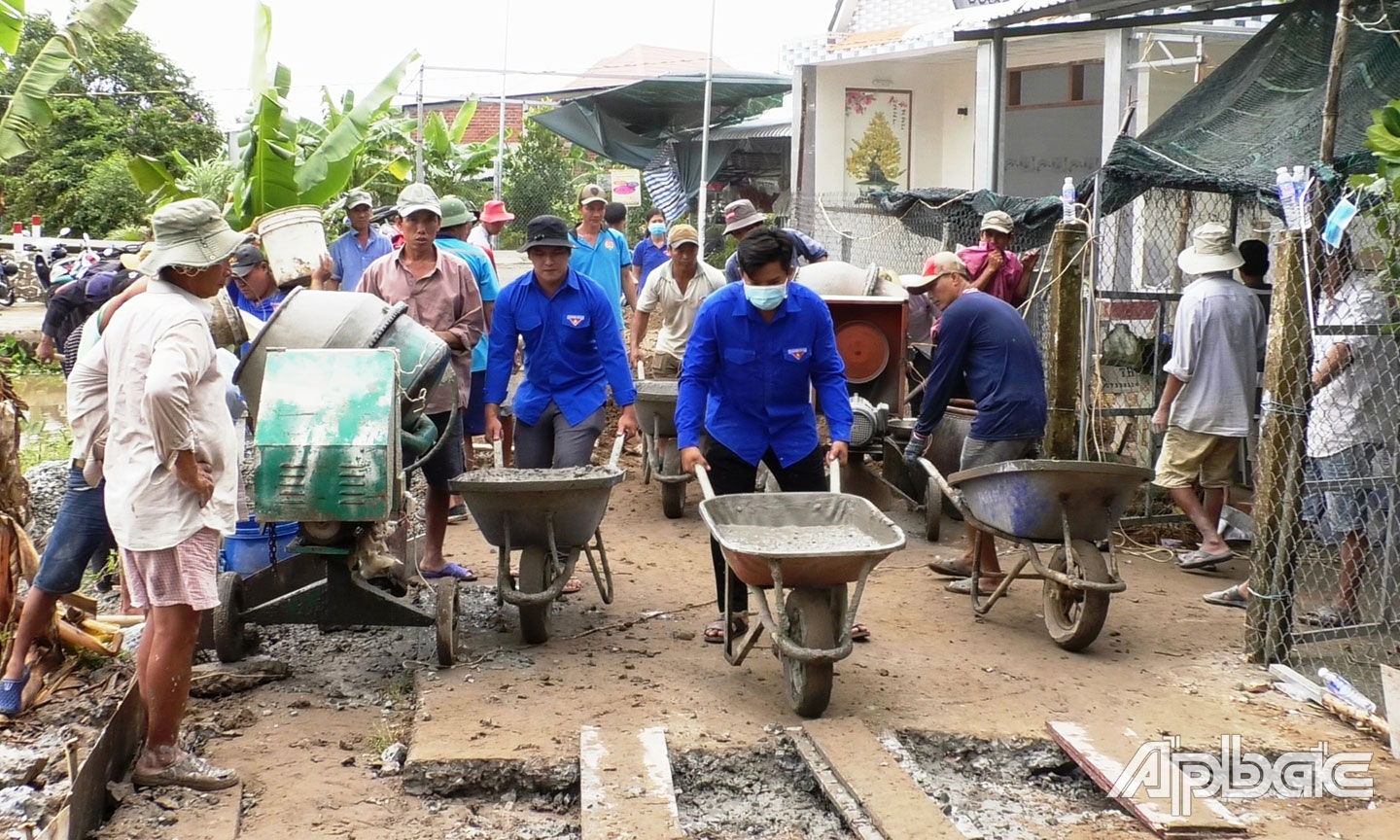 Thanh niên xã Phú An tham gia xây dựng cầu giao thông nông thôn.