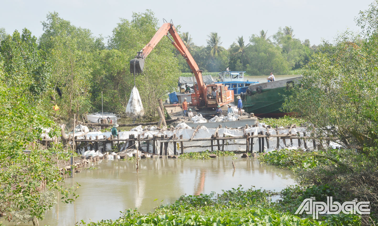 5 đập tạm ngăn mặn, trữ ngọt trên địa bàn xã Ngũ Hiệp đang được khẩn trương thi công.