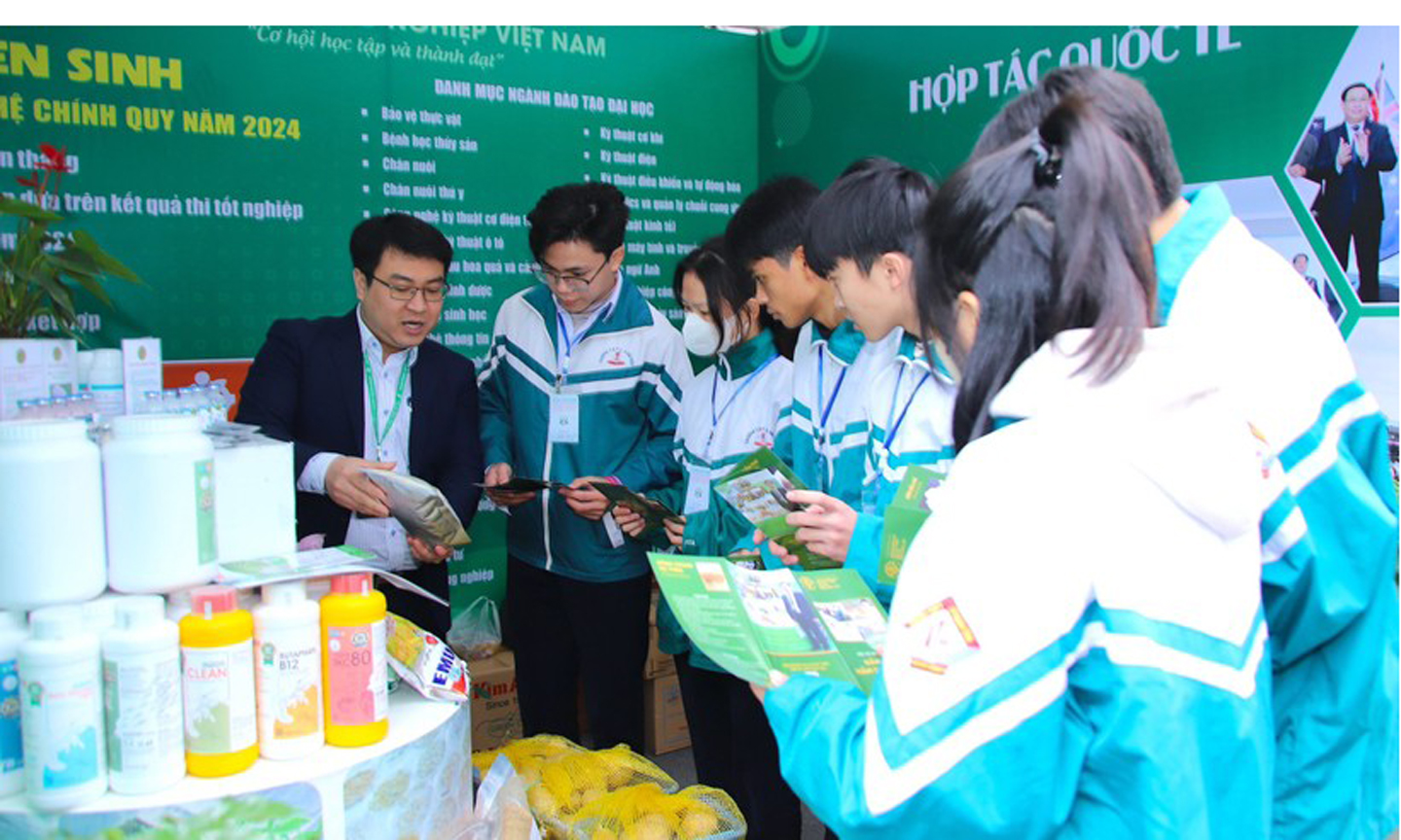 Học sinh THPT Nam Định tìm hiểu thông tin tuyển sinh của Học viện Nông nghiệp Việt Nam. Ảnh: TG