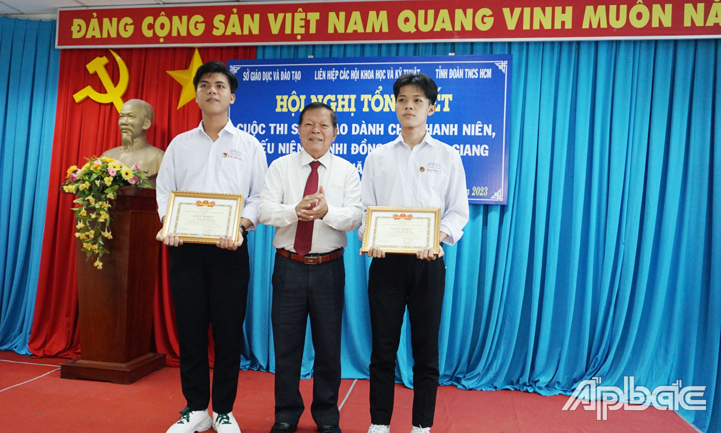 Chủ tịch Liên hiệp các Hội Khoa học và Kỹ thuật tỉnh Tiền Giang Nguyễn Văn Khang trao giải Nhất cho các tác giả và đồng tác giả tại Cuộc thi Sáng tạo thanh niên, thiếu niên và nhi đồng tỉnh Tiền Giang năm 2023.                                        Ảnh: SONG AN