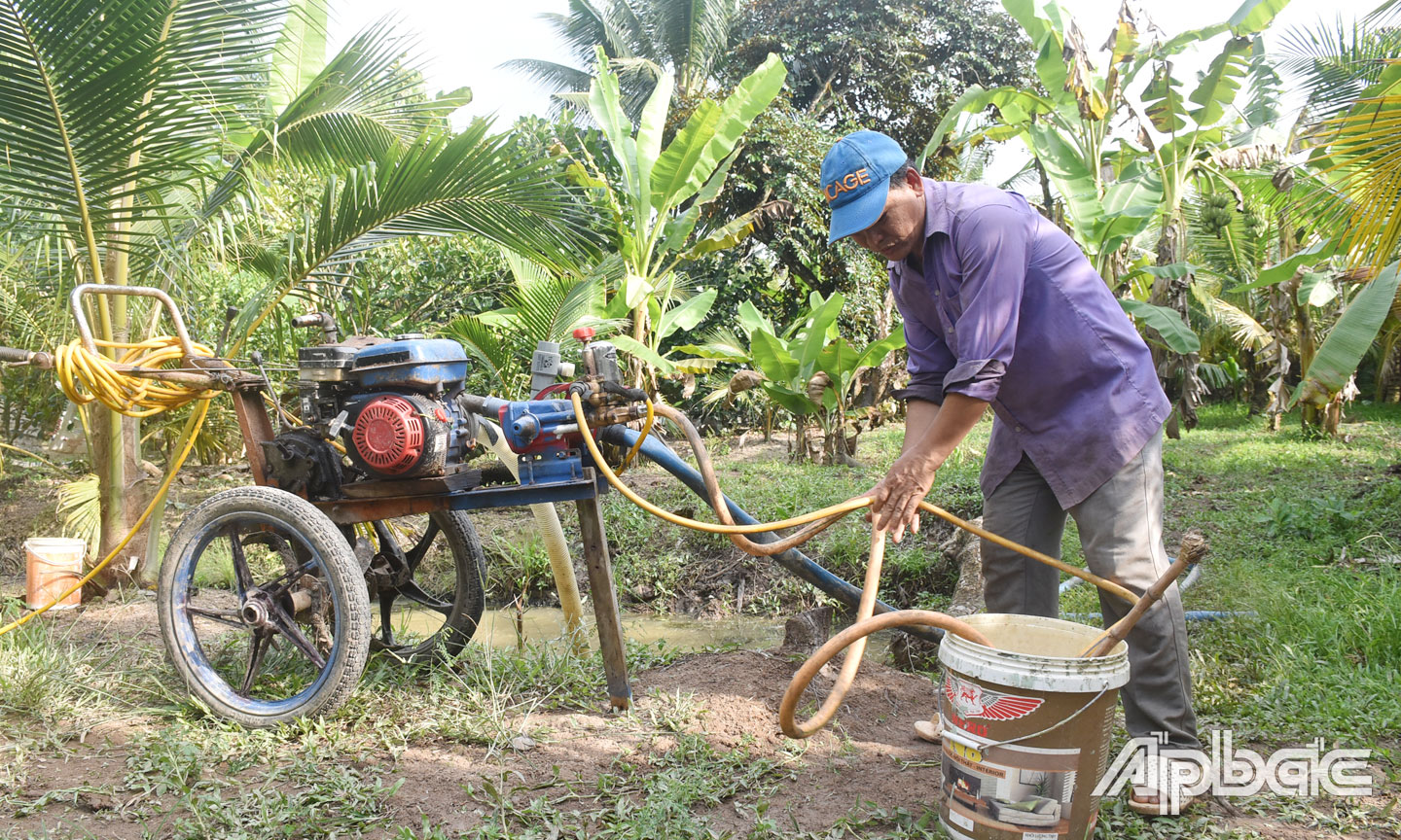 Anh Thái Hoàng Giang bên cạnh máy cải tiến chuyên dụng đa năng.