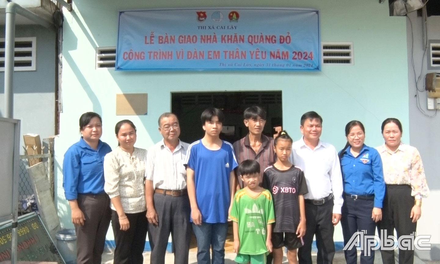 Bàn giao nhà khăn quàng đỏ cho em Nguyễn Hữu Nhân, sinh năm 2010, ngụ khu phố 2, phường 5, TX. Cai Lậy. 