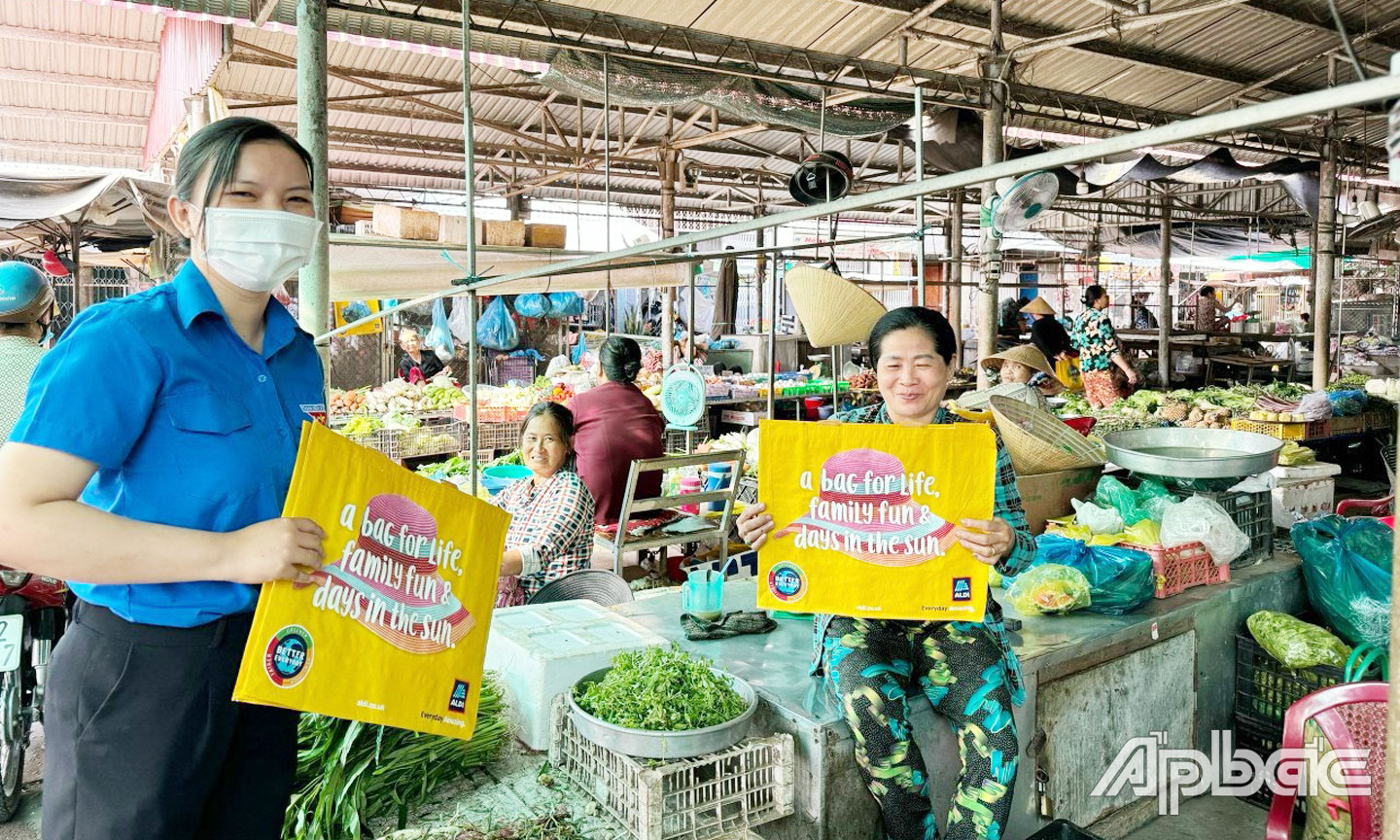 Đoàn viên thanh niên Thị xã Cai Lậy triển khai mô hình “Chợ giảm túi nilon” cho người dân, tiểu thương tại chợ Kinh 12.