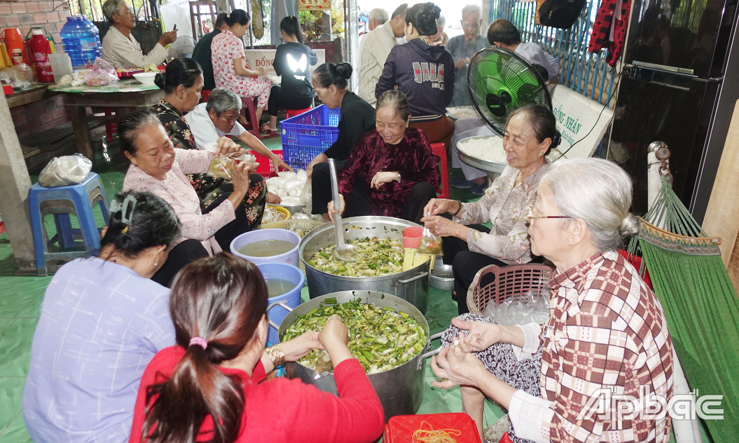 Các thành viên của bếp ăn từ thiện chuẩn bị những suất cơm để hỗ trợ bệnh nhân nghèo.