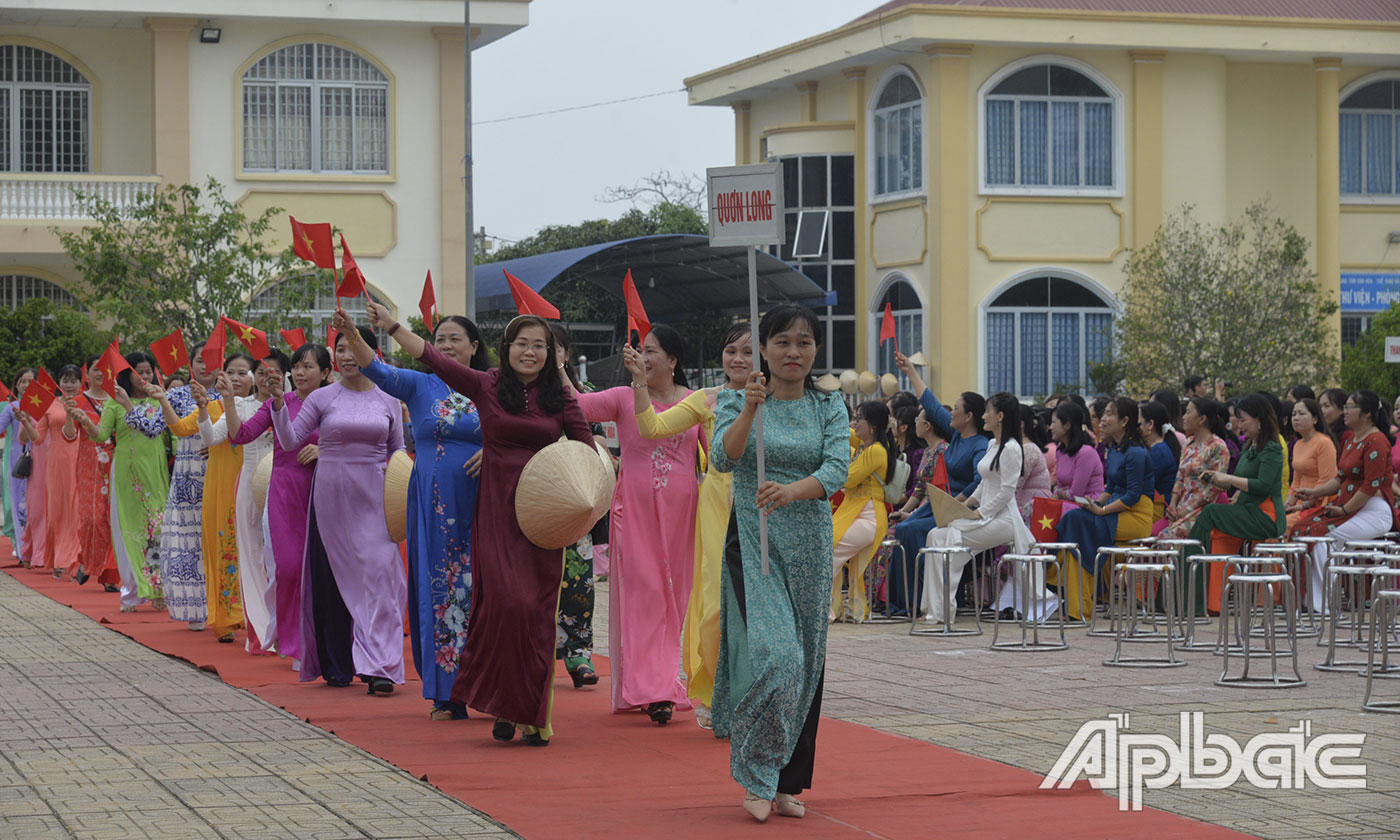 Diễu hành áo dài.