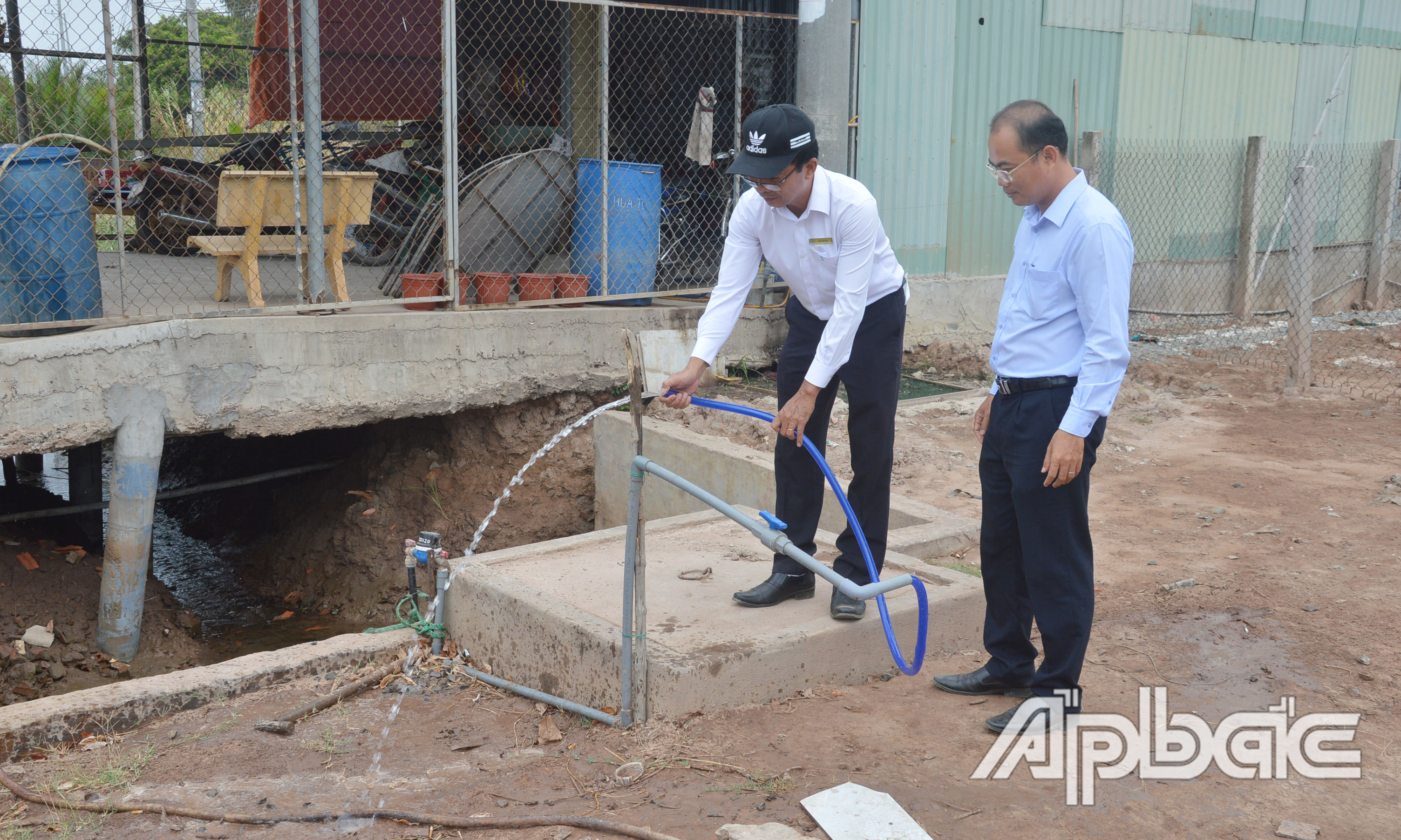 Vòi nước công cộng tại xã Phú Tân, huyện Tân Phú Đông hiện đang đảm bảo cung cấp nước miễn phí cho người dân.