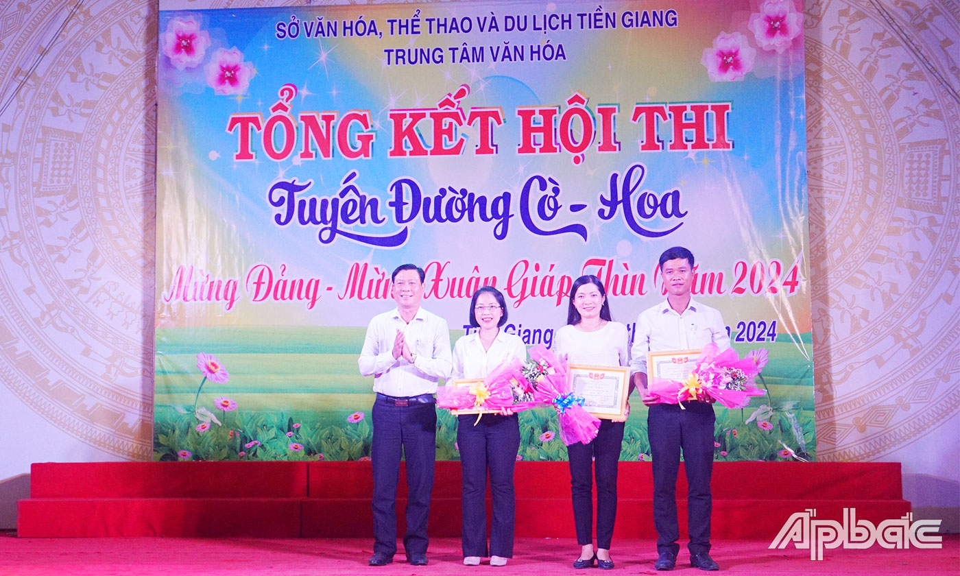 Phó Giám đốc Sở Văn hóa Thể thao và Du lịch tỉnh Tiền Giang Võ Văn Chiến trao giải Nhất cấp xã, cấp huyện tại Hội thi 