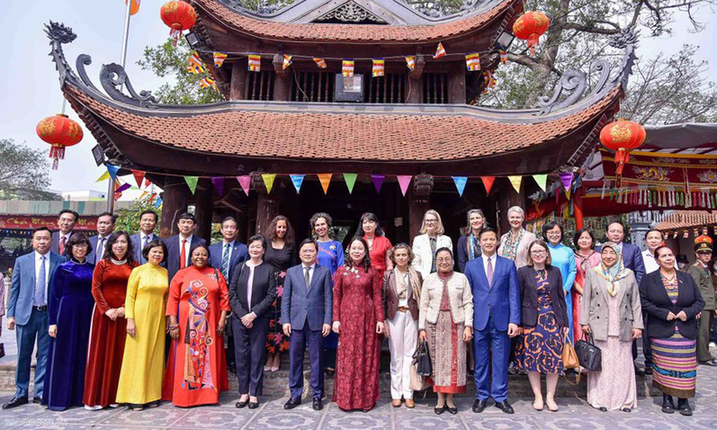 Vice President Vo Thi Anh Xuan and female foreign ambassadors and chief representatives from international organisations in Vietnam visit Dong Ky temple in Bac Ninh province. (Photo: VNA).