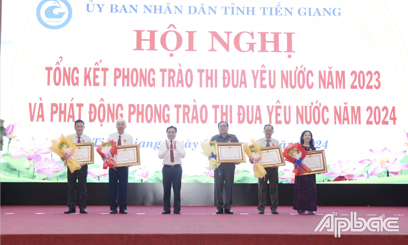 Thừa lệnh Chủ tịch Nước, đồng chí Trần Văn Dũng, Ủy viên Ban Thường vụ Tỉnh ủy, Phó Chủ tịch UBND tỉnh trao Huân chương Lao động hạng Nhì và Huân chương Lao động hạng Ba cho các cá nhân