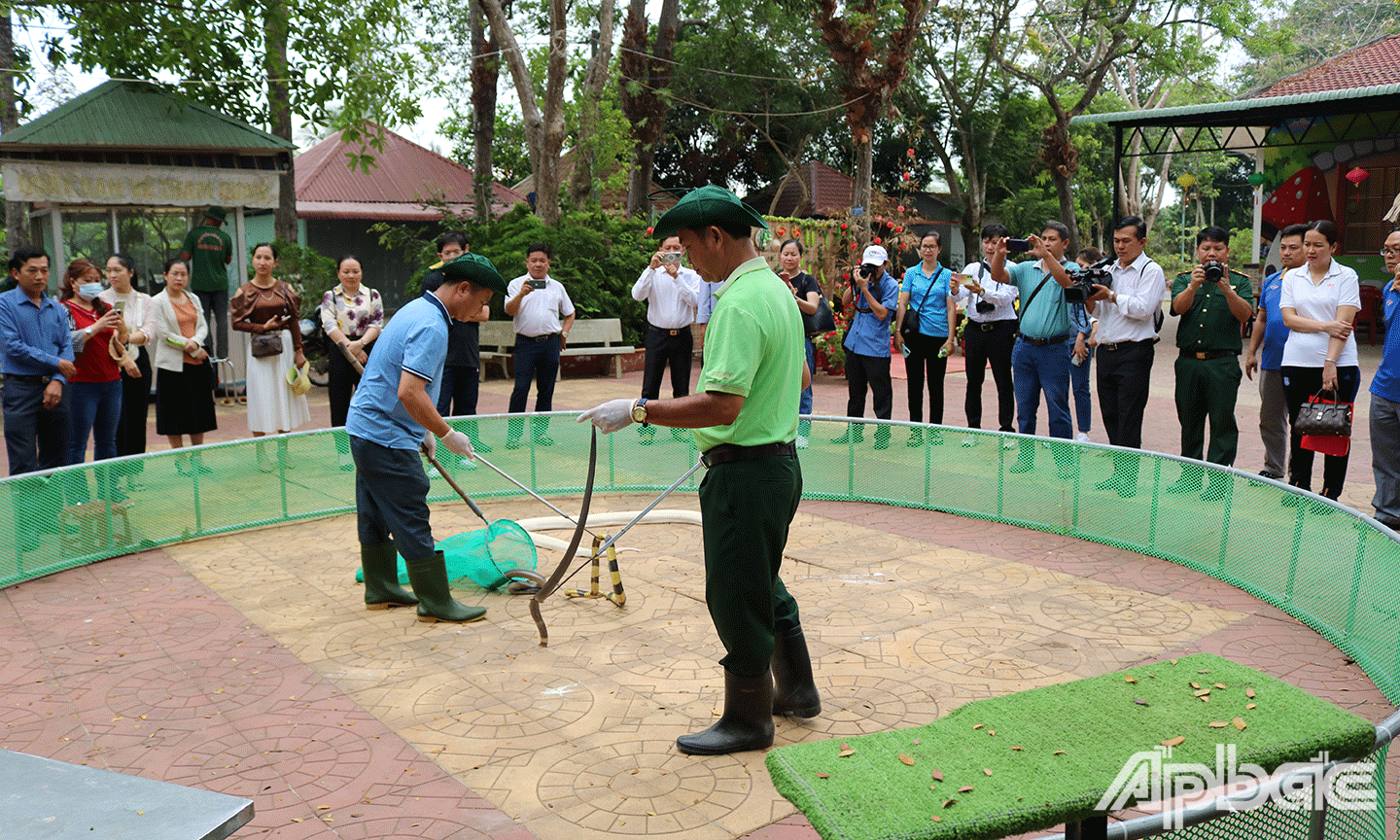 Đoàn tham quan Trại rắn Đồng Tâm