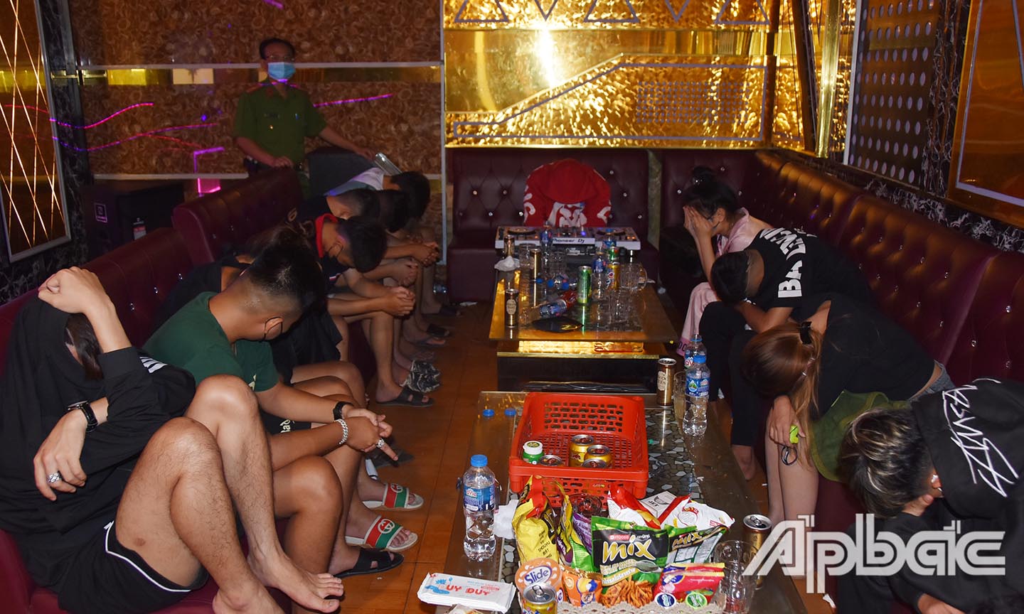 Hiện trường các thanh thiếu niên sử dụng trái phép chất ma tuý.