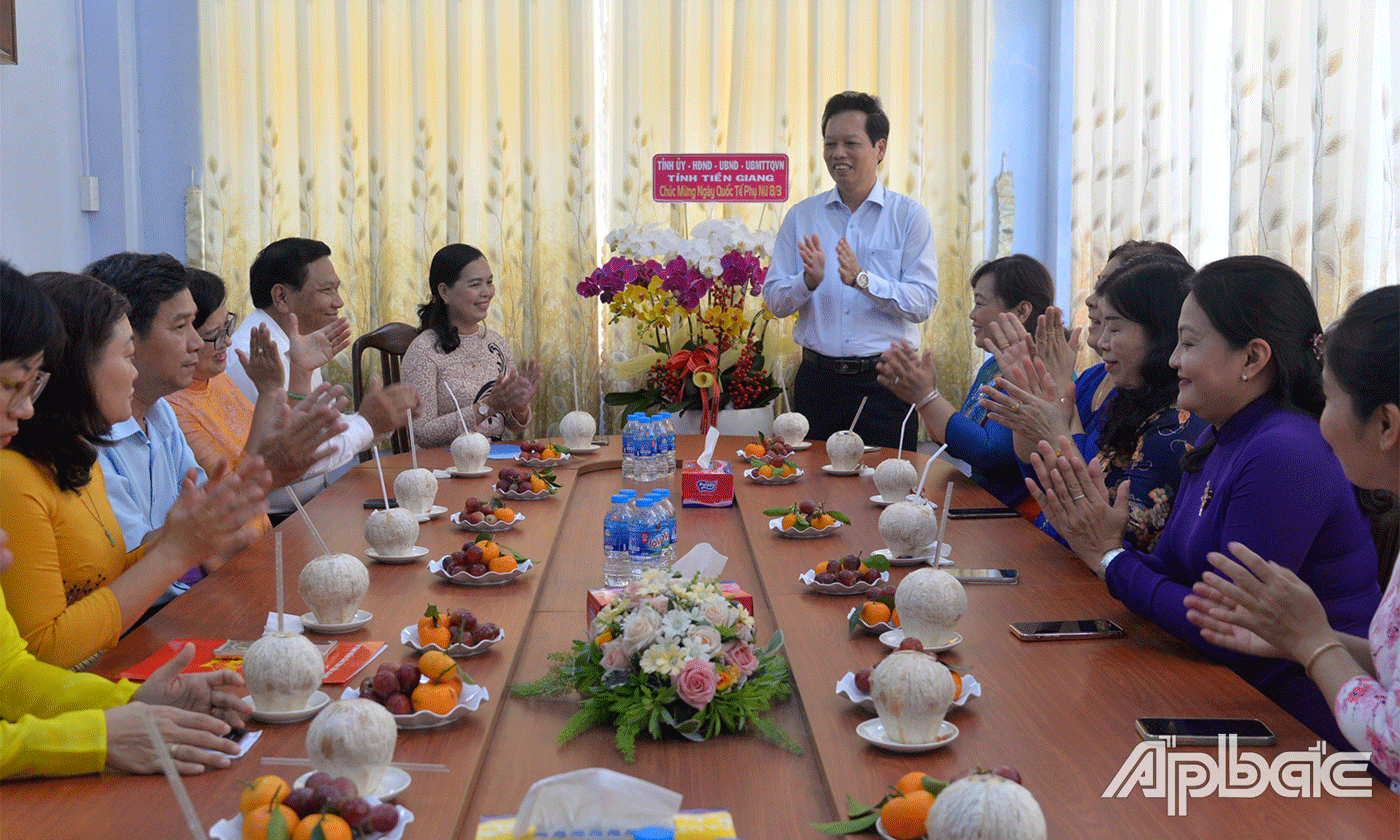 Đồng chí Nguyễn Thành Diệu chúc mừng Hội LHPN tỉnh nhân Kỷ niệm Ngày Quốc tế phụ nữ 8-3.