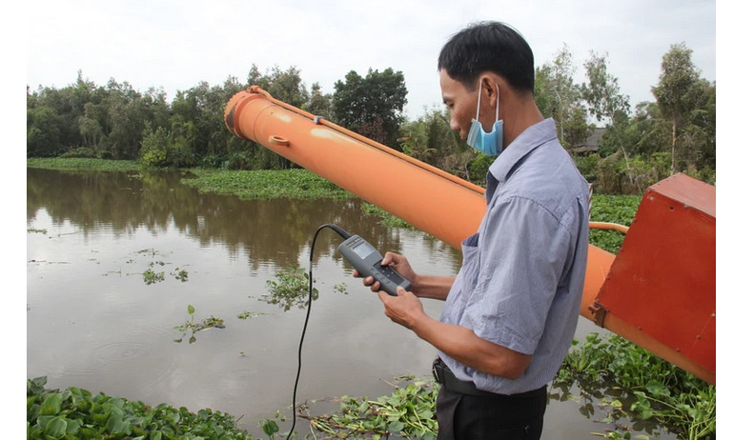 Cán bộ ngành Nông nghiệp tỉnh Hậu Giang đo độ mặn trên các tuyến sông.