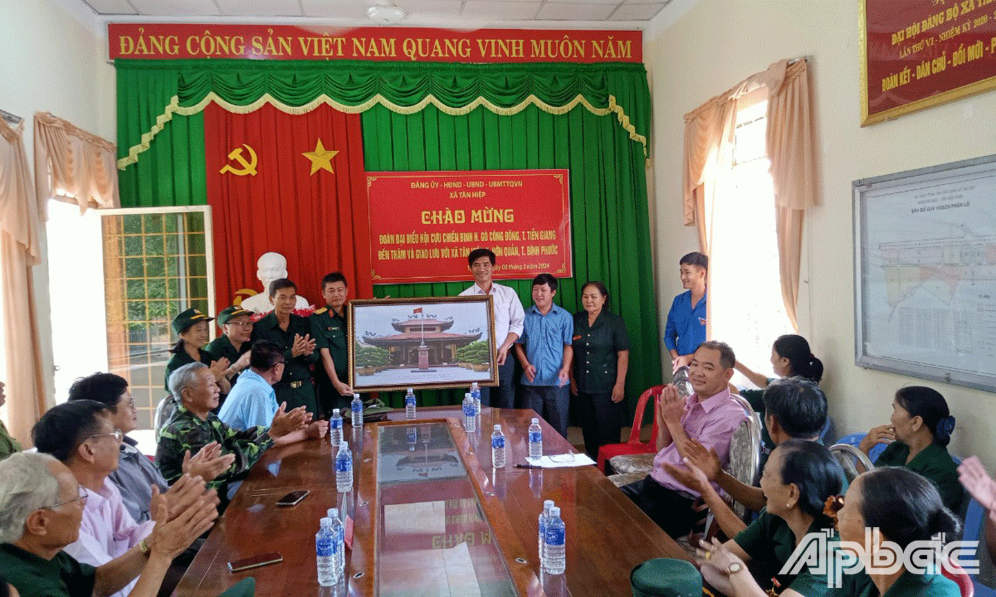 Hội-Cựu-chiến-binh-huyện-Gò-Công-Đông-tặng-quà-lưu-niệm-cho-xã-Tam-Hiệp,-huyện-Hớn-Quản