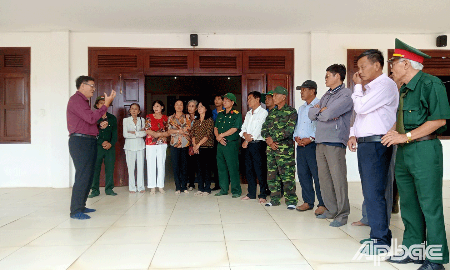 Đoàn-nghe-thuyết-minh-về-di-tích-Chiến-thắng-chốt-chặn-Tàu-Ô