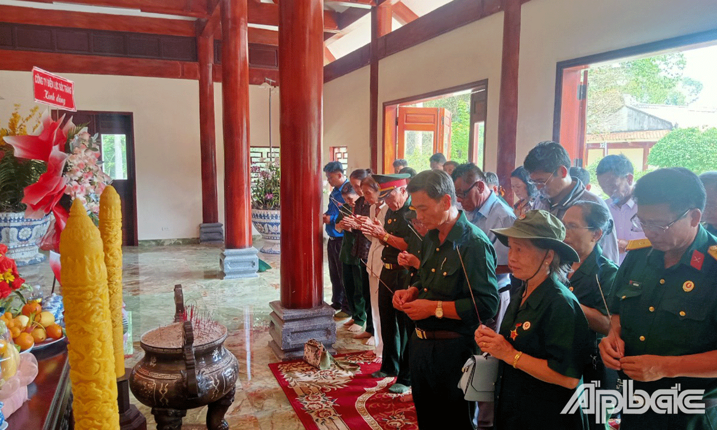 Đoàn-đến-dâng-hương,-dâng-hoa-tại-Khu-di-tích-Căn-cứ-Tà-Thiết