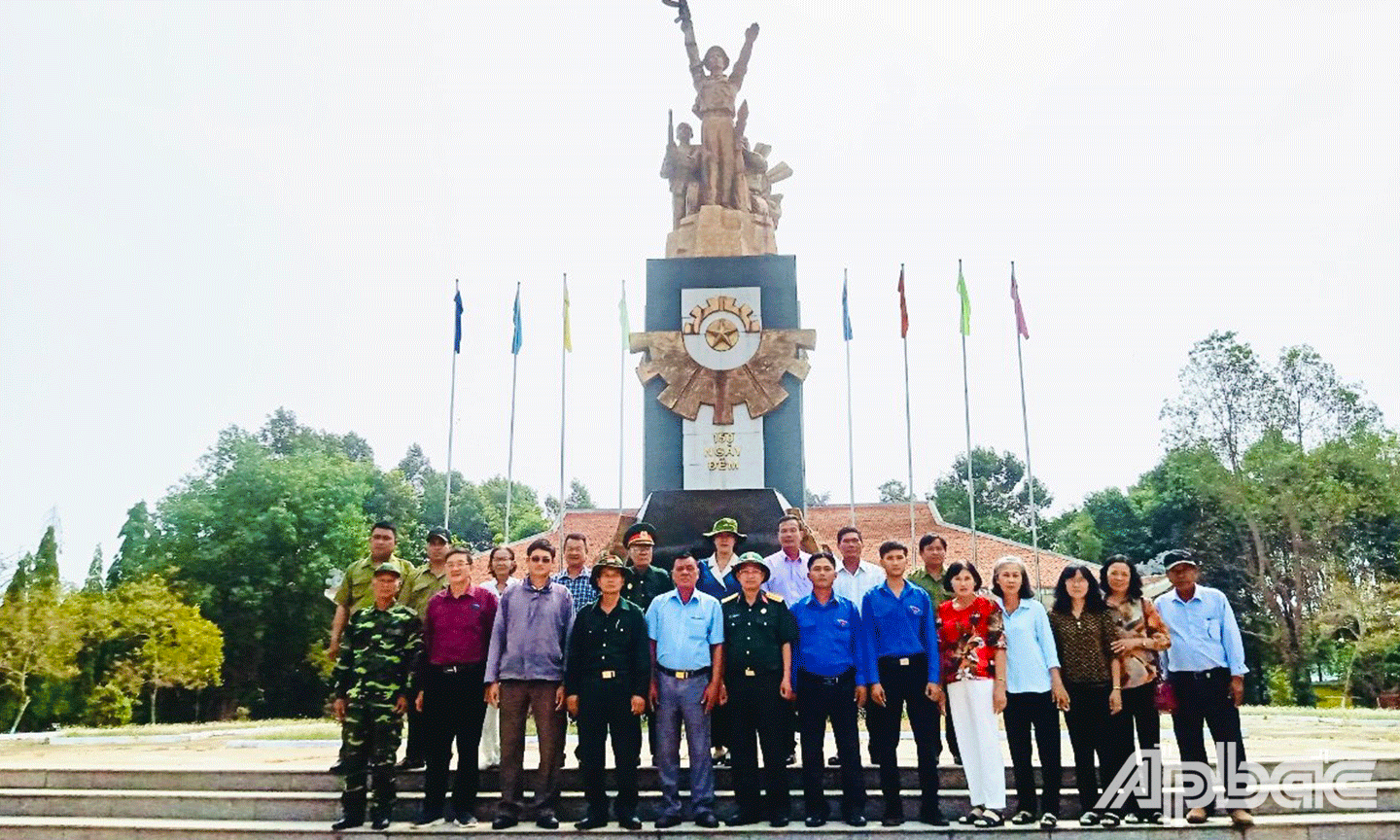 Đoàn-chụp-ảnh-lưu-niệm-tại-di-tích-Chiến-thắng-chốt-chặn-Tàu-Ô,-xã-Tân-Khai,-huyện-Hớn-Quản...