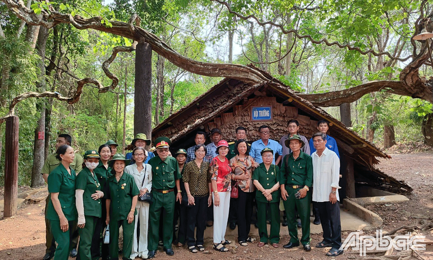 Đoàn-đến-tham-quan-Hội-trường-Căn-cứ-Bộ-Chỉ-huy-Quân-giải-phóng-miền-Nam