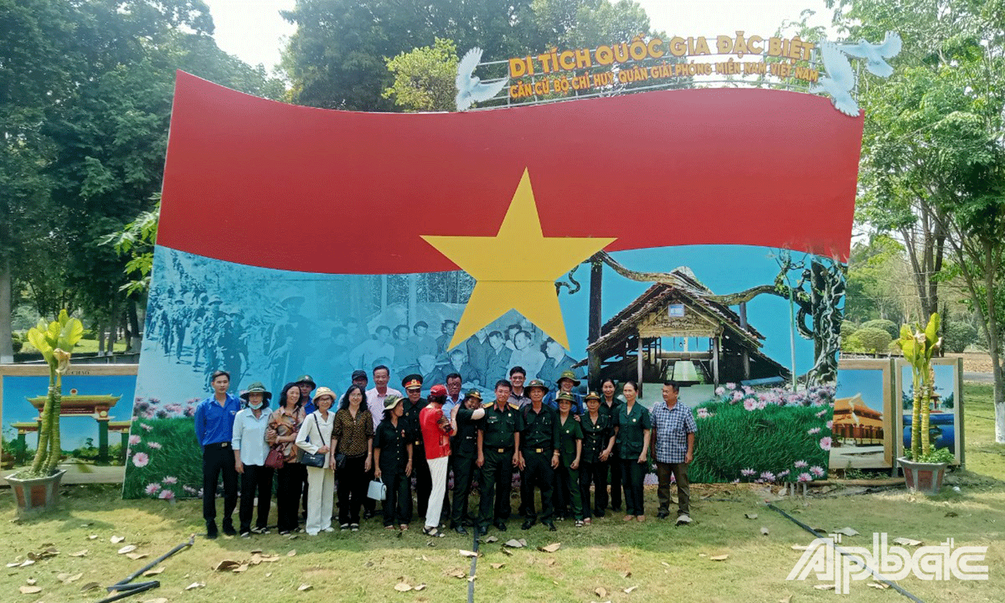 Đoàn-Hội-Cựu-chiến-binh-huyện-Gò-Công-Đông-chụp-ảnh-lưu-niệm-tại-khu-Di-tích-Quốc-gia-đặc-biệt-Căn-cứ-Bộ-Chỉ-huy-Quân-giải-phóng-miền-Nam