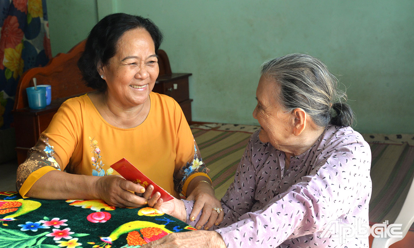 Cô Quý thăm hỏi, tặng quà cho gia đình có hoàn cảnh khó khăn.