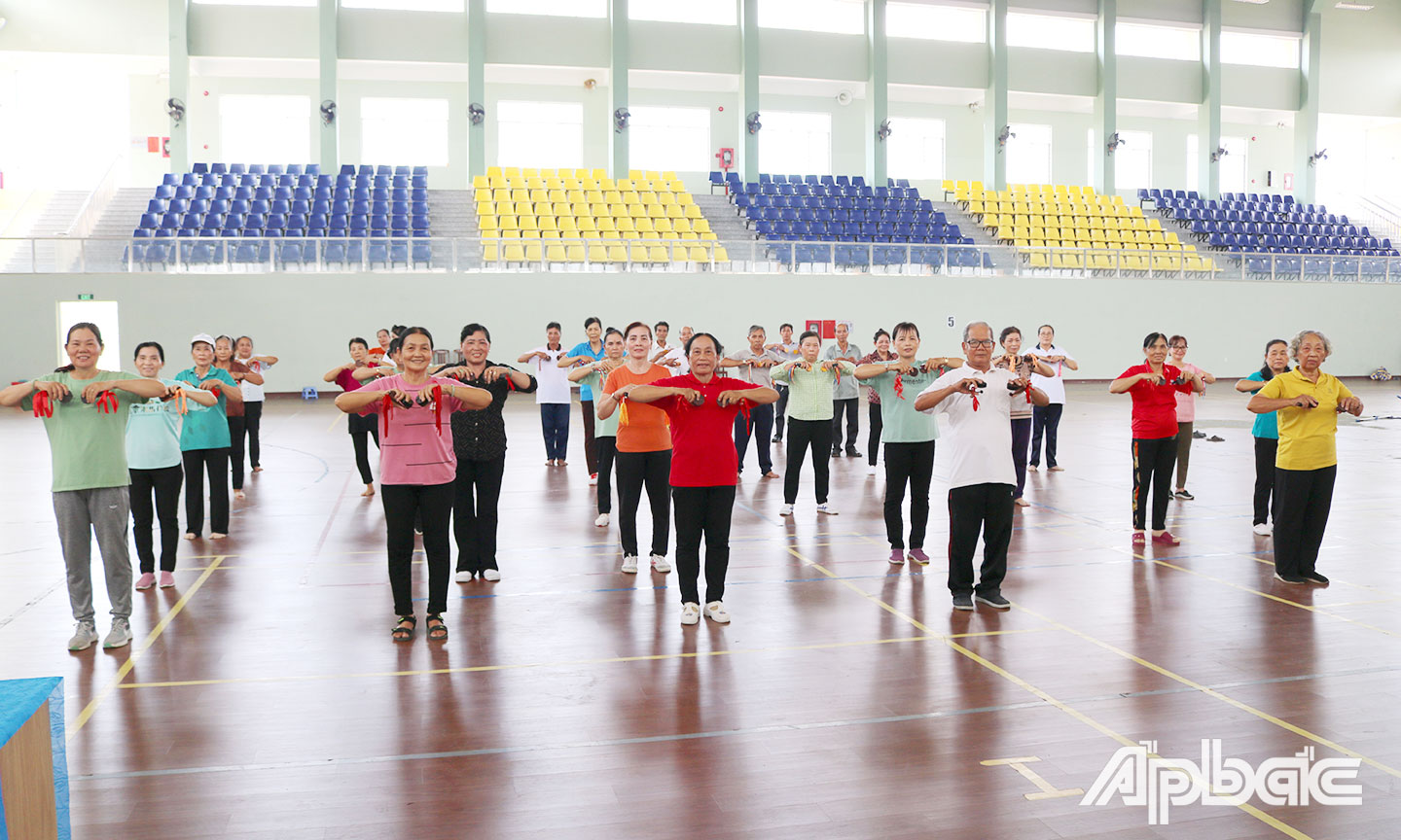Một buổi tập huấn của CLB Thể dục dưỡng sinh huyện Cai Lậy. 