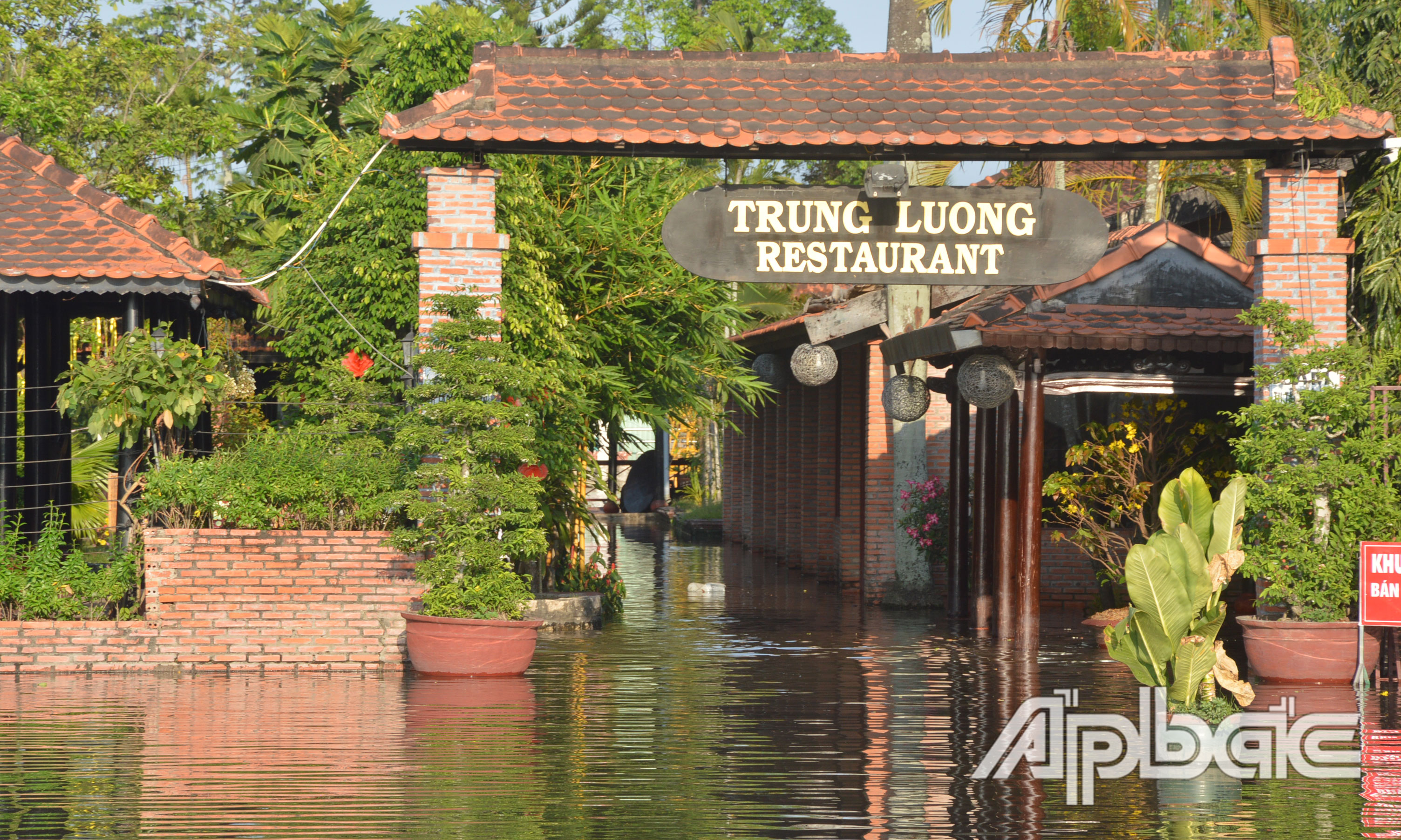 Nhà hàng Trung Lương bị ngập.