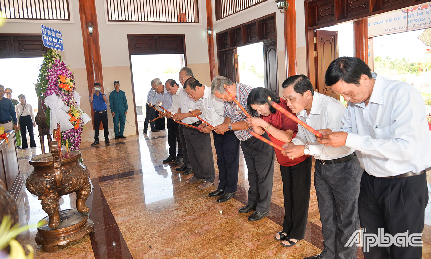 Đoàn lãnh đạo TX. Cai Lậy đặt tràng hoa và dâng hương tưởng niệm đồng chí Phan Văn Khỏe.