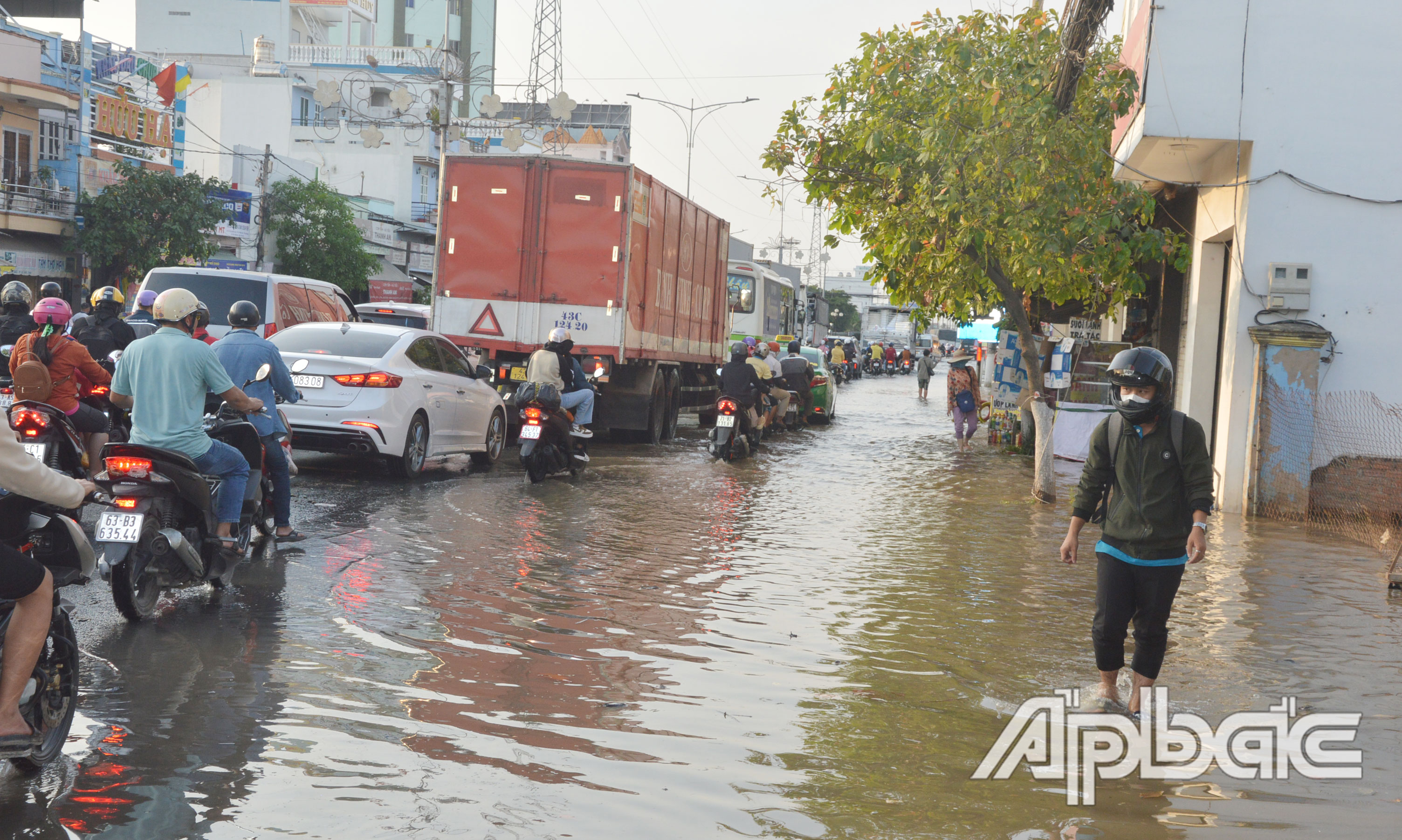 Khu vực vòng xoay Trung Lương bị triều cường gây ngập ảnh hưởng đến giao thông qua lại.